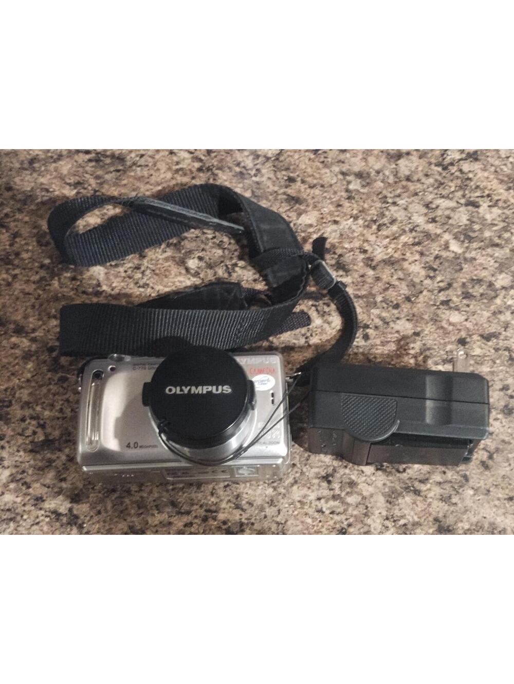 Olympus Camedia C-765 Ultra Zoom 4.0MP Camera with brand new battery and charger